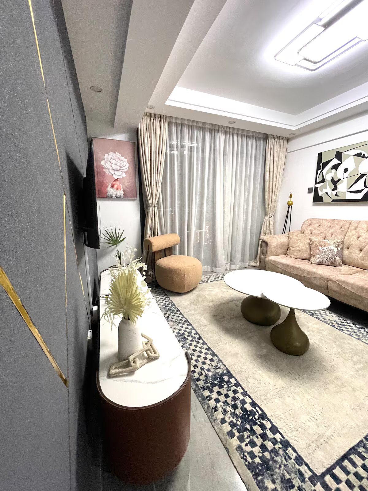 Unique & Stylish 1 BR Apt with an extra room, yaya Image 2