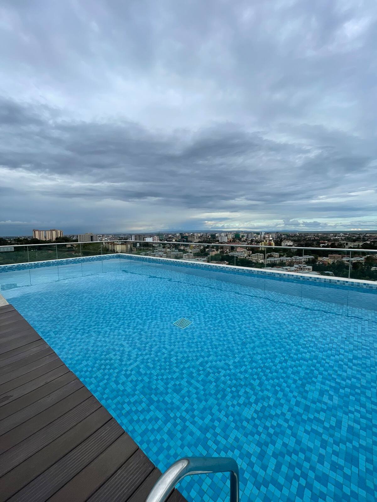 Rooftop Pool: Executive 2 BR Apt Upperhill Image 1