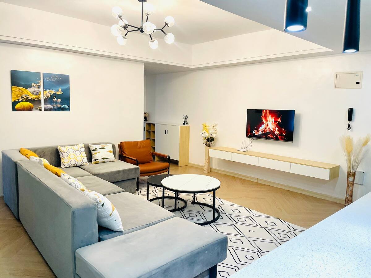 Rooftop Pool: Executive 2 BR Apt Upperhill Image 3