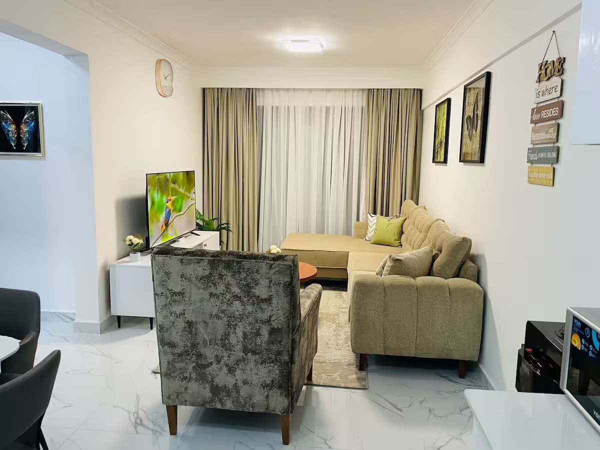 Stunning Executive 2 BR Apt, Gym, Near Yaya Centre Image 2