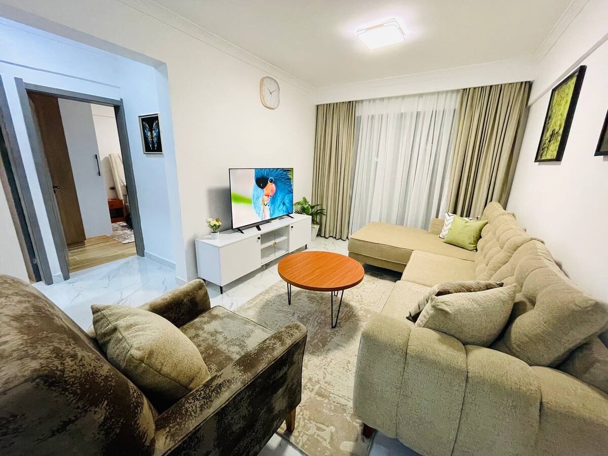 Stunning Executive 2 BR Apt, Gym, Near Yaya Centre Image 4