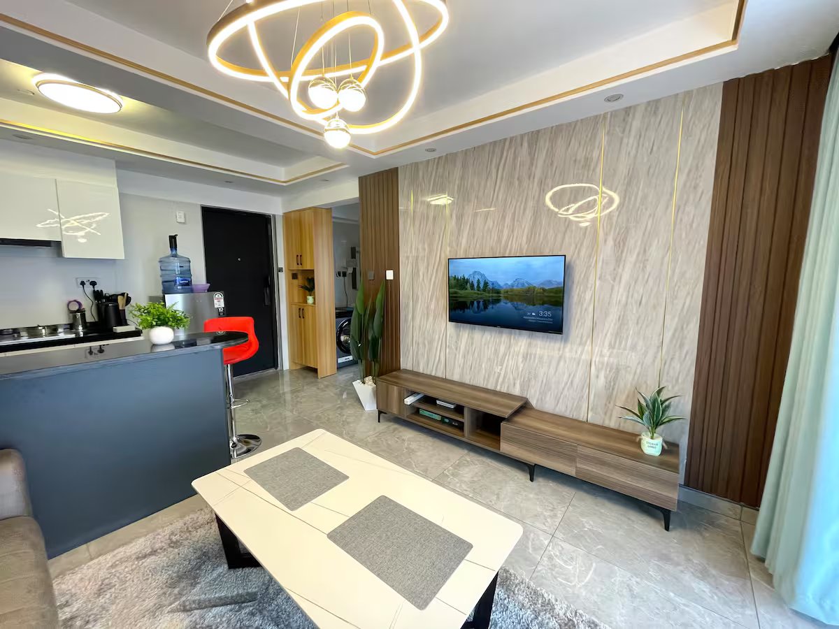 Executive Luxe 1 BR Apartment Image 1