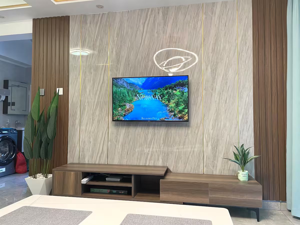 Executive Luxe 1 BR Apartment Image 2