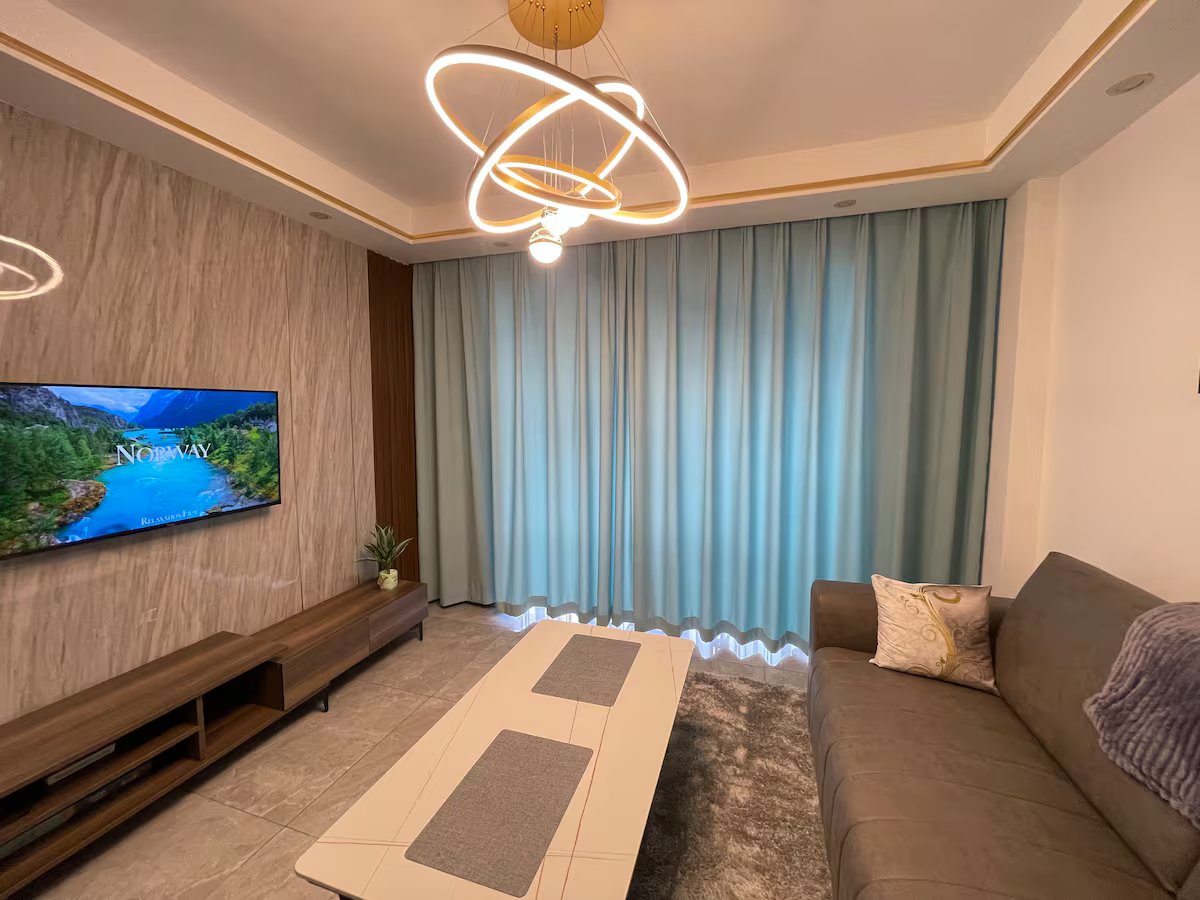 Executive Luxe 1 BR Apartment Image 4